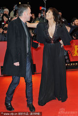 幻灯图集：《杀手在我心》首映 女演员玉腿抢镜