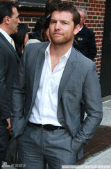 高清图：沃辛顿亮相脱口秀 签名合影有求必应 