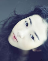 组图：张辛苑《ELLE》美妆写真 变身“森女孩”