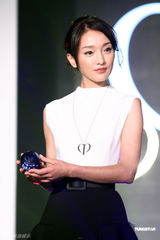 组图：周迅代言捞千万 皮肤过敏私下不化妆