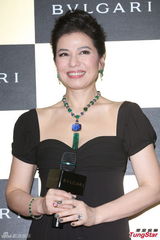 组图：52岁钟楚红低胸性感 避谈感情习惯独居