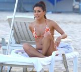 组图：伊娃比基尼当众“乔奶” 获神秘帅哥推油