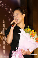 幻灯图：林忆莲获赠限量旗袍 上海开唱主打音乐牌 