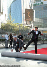 组图：艾美一切就绪 主持人吉米-法隆亮相揭红毯