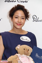 组图：林嘉欣称家庭第一封口不提再生　