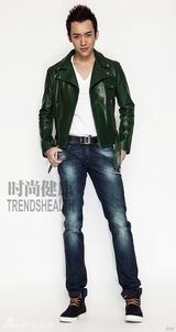 组图：王野半裸拍大片 展露人鱼线被誉励志哥