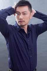 组图：张洪睿英伦装扮 展男人多面魅力