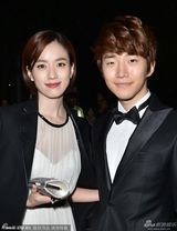 组图：《监视者们》首映 韩孝珠白裙红唇惹火