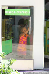 组图：哈利贝瑞挺肚逛街 爱女见镜头扮鬼脸