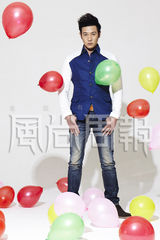 高清图：陆毅《风尚周报》封面大片展魅力笑容