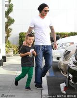 组图：贝克汉姆携子购物 罗密欧扮酷克鲁兹卖萌