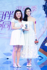 组图：景甜薄纱裙仙气十足 一颦一笑粉丝拍照