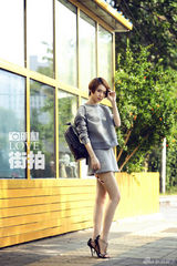 明星爱街拍：戚薇力挺晒搭配 灰色套裙时尚帅真