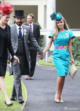 组图：凯瑟琳-詹金斯牵手未婚夫优雅亮相