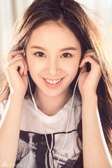 组图：程砚秋明媚写真 清新甜美无公害