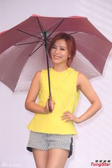 组图：丁当签唱会淋雨会粉丝 严爵贴心送内衣