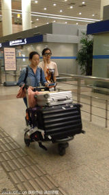 组图：Angelababy现身机场笑容满面 手机不离身