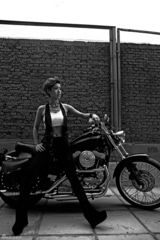 组图： 张欣奕骑哈雷拍写真 中性装扮酷劲十足