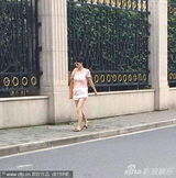 组图：马伊琍独自逛街 穿短裤露美腿遭安保侧目