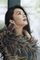 组图：姚晨再登封面闲庭信步 演绎流行复古风