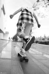 组图： 张欣奕玩滑板打篮球 “欣爷”范儿十足