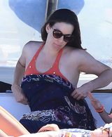 组图:丽芙-泰勒与男友忘情激吻 上岸内裤险脱落