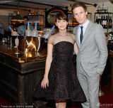 组图：《万物理论》小雀斑携女友 菲丽西提美艳