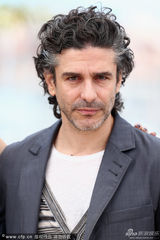 组图：《荒蛮故事》阿莫多瓦现身 女星挺大肚