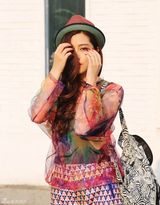 组图：朱婧展示靓丽潮装 街拍写真青春时尚