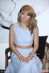 组图：幸田来未露小蛮腰催票 不停鞠躬问好