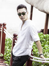 组图：赵达夏季清爽写真 忧郁眼神展暖男面