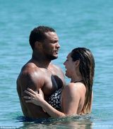 组图：乳神凯莉-布鲁克比基尼湿身 巨乳贴未婚夫海战