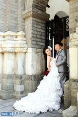 组图：曝燕小六与爱妻婚纱照 姿势搞怪温馨有爱