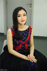 组图：秦岚复古礼服看秀 蓬裙高贵轻盈