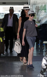 组图：道格拉斯全家抵机场 泽塔琼斯小露香肩