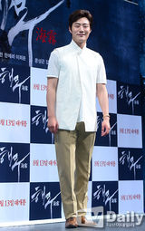 组图：朴有天宣传新片心情超好笑不停