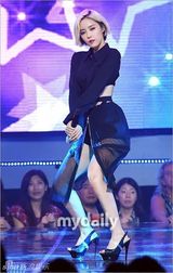 组图：f(x)首秀新歌 海盗造型冷艳性感