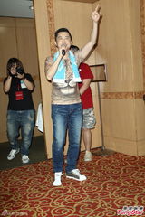 组图：多变哈林(庾澄庆)唱金曲 登小巨蛋万人同欢