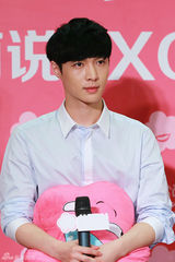 组图：EXO-M鹿晗不耐酷暑演出时脱水 称拍戏学新技能