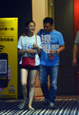 组图：李小冉素颜穿人字拖与老公观影 恩爱甜蜜