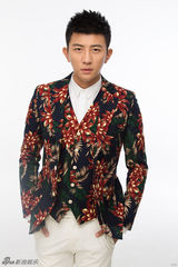 组图：大左化身顽皮绅士 玩转初秋复古风