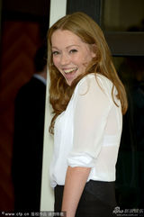 组图：《旁道》发布 导演大胡子抢镜女主献飞吻