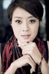 组图：范志博写真知性优雅演绎熟女时尚