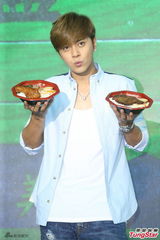 组图：罗志祥代言化身农夫 草帽单车齐上阵