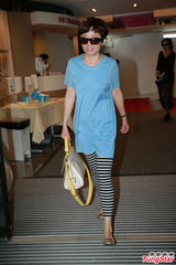 组图：刘丹探望孙女笑不拢嘴 与杨幂父母合影