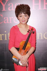 组图：林欣彤与小提琴家姚珏为慈善合作