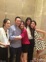 组图：赵薇攒局聚会热拥老公 马云出席董洁消瘦