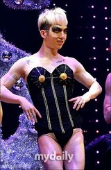 组图：赵权穿女三角裤似Gaga 妖娆赛梦露