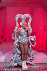 组图：Lady Gaga演唱会着夸张螃蟹装High唱不停