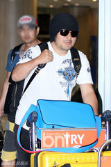 组图：朴贞雅等人返韩 机场时尚风格各异